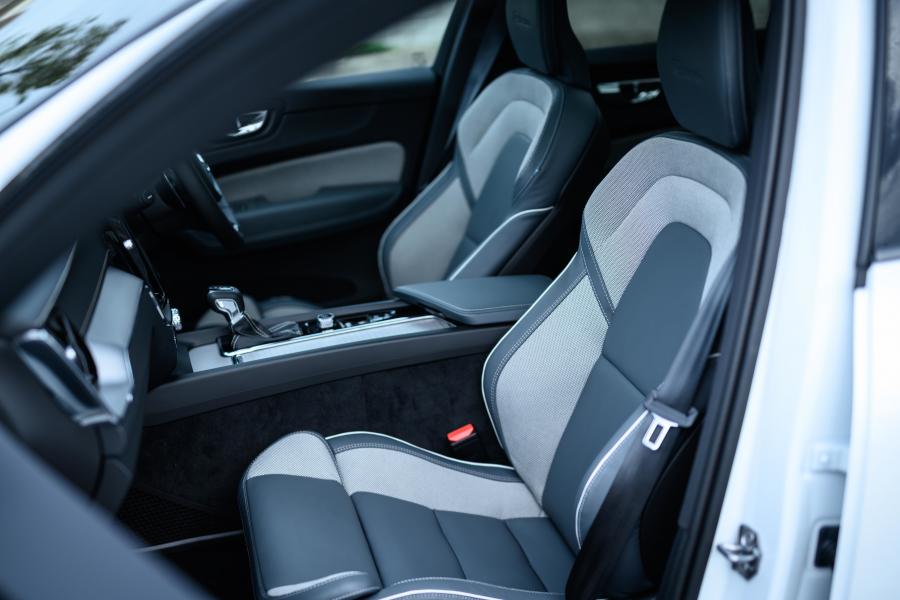 Интерьер Volvo XC60 D4 R-Design 2017 года  (JP) (фото 14 из 32)